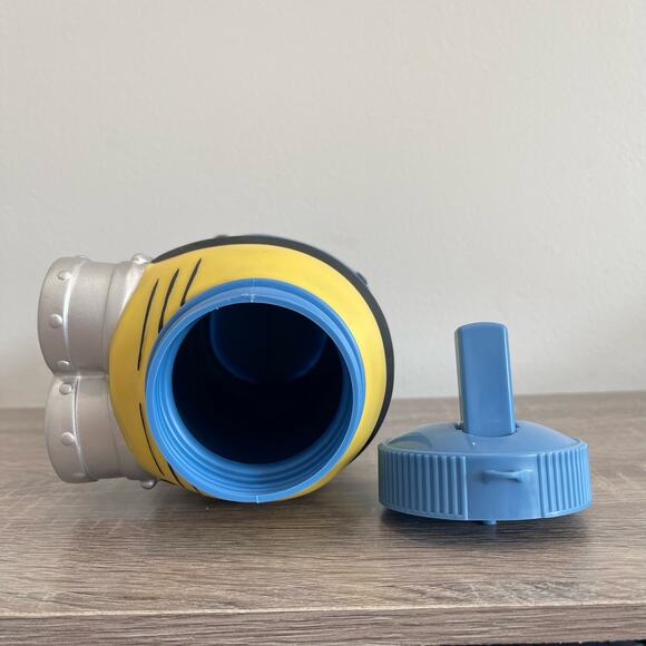 DESPICABLE ME 32oz MINOIN Mayhem Water bottle - Picture 5 of 5